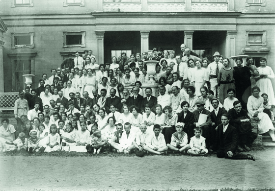 Юбилейное собрание Петергофского естественнонаучного института. Лето 1924 г. Крайний справа во втором ряду — предположительно К.К. Вагинов
