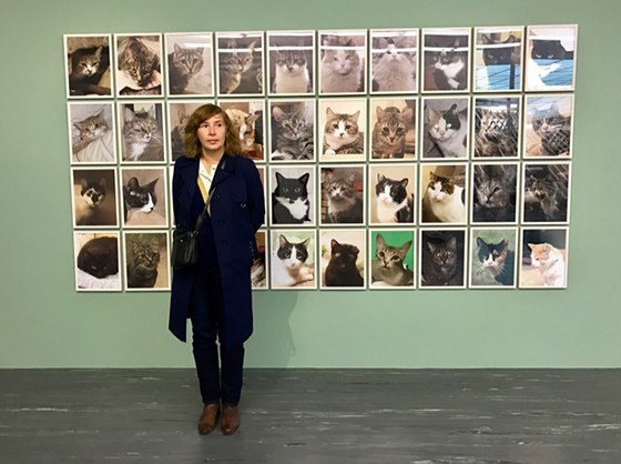 Художница Анна Ермолаева с портретами эрмитажных котов