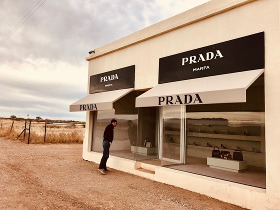Воображаемый бутик Prada Marfa, инсталляция Михаэля Элмгрина и Ингара Драгсета на дороге возле городка Валентайн