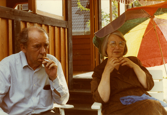 Генрих Бёлль у своего дома в Лангенбройхе с женой Аннемари Бёлль. 1985 г.
