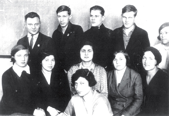 Степан Подлубный (слева, в галстуке) с группой учеников средней школы «Правды». 1934 г.