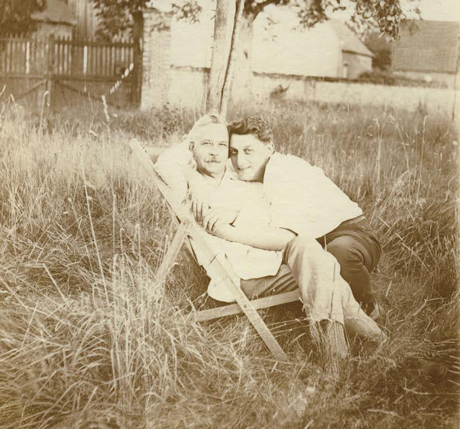 Константин Сомов и Мефодий Лукьянов во дворе их дома в деревне Гранвилье. Середина — вторая половина 1920-х