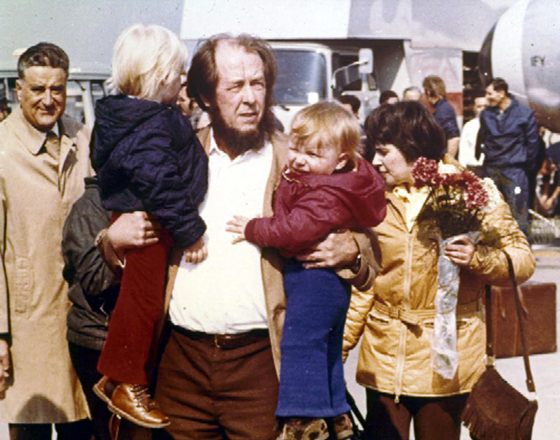 Александр Солженицын встречает семью, прибывшую из Москвы. Цюрих, 1974 г.