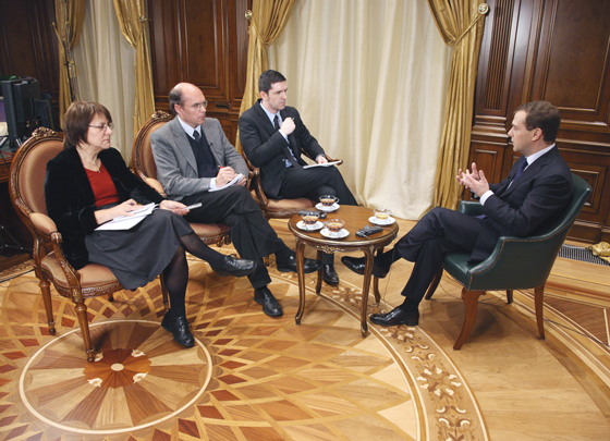 Пилар Бонет на встрече испанских журналистов с президентом РФ Дмитрием Медведевым, 2009 г. 