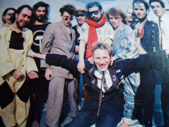 Силами художника Кирилла Миллера (в центре в шарфе) группа обрела имидж команды театральной. Фото из журнала Смена за 1988 год