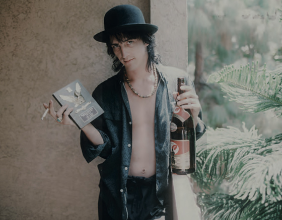 Иззи держит в руках свою награду от журнала Music Life и бутылку саке. Токио, 1988 год
