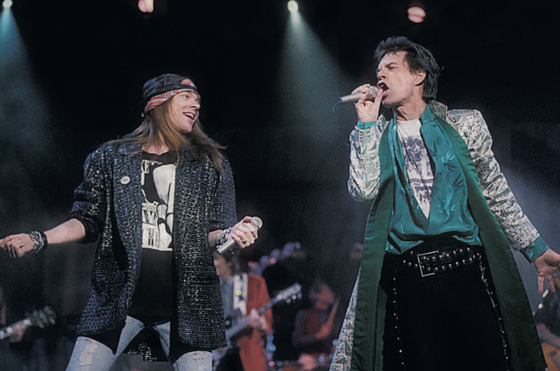 Аксель с Миком Джаггером исполняют песню «Salt of the Earth» во время концерта Rolling Stones в Атланте (декабрь 1989 года). Песня для дуэта была предложена менеджером Guns N
