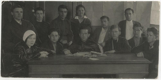 Ольга Берггольц с комсомольцами газеты «Электросила». Ленинград, 1933