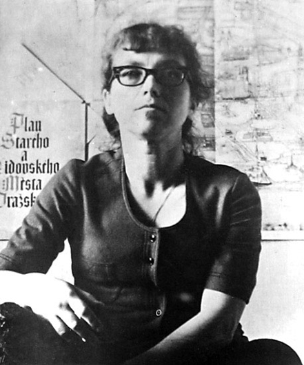 Наталья Горбаневская на фоне плана Праги. Москва, 1973 г.