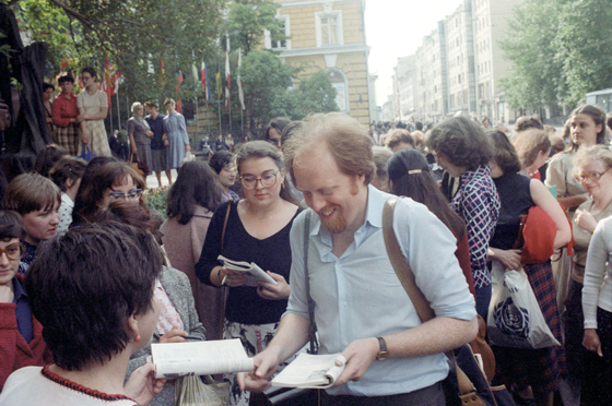 Питер Донохоу дает автографы у здания Московской государственной консерватории имени П.И. Чайковского, 1982