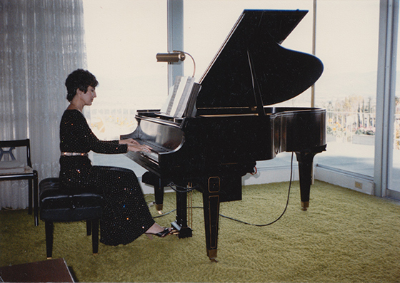 Эмилия Леках у рояля. Америка, 1980-е