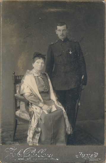 М.М. Ребанэ в офицерской форме вместе с матерью в 1916 году