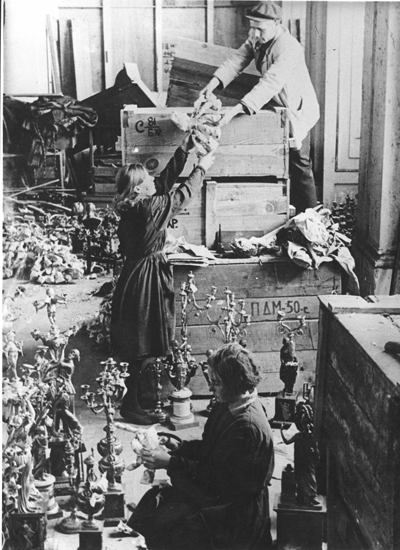 Ящики с музейными ценностями, прибывшие из Новосибирска, вскрывают хранитель М.Г. Воронов, музейные рабочие Е.Г. Иванова и Суворова. 1948