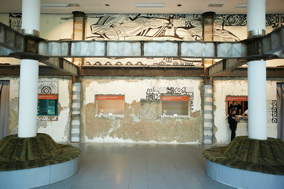 Фойе кинотеатра, сохраняющее сграффито Е. Сидоркина 60-х гг., конструкцию возведенной в начале 2000-х междуэтажной перегородки и банкетки времен ночного клуба