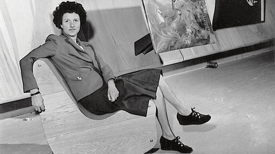Пегги Гуггенхайм на знаменитом кресле-трансформере, спроектированном Фредериком Кислером для ее галереи