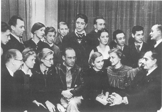 Николай Колли (крайний слева), Иван Леонидов (в центре) и Каро Алабян (справа) на встрече с сотрудниками Московского дворца пионеров. 1936