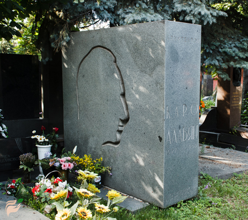 Николай Никогосян. Памятник Каро Алабяну на Новодевичьем кладбище. 1959