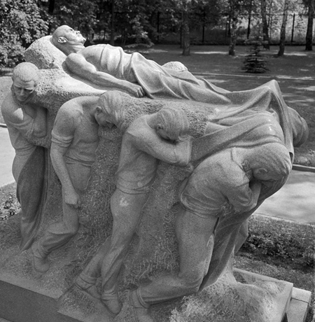 Скульптура Сергея Меркурова «Похороны вождя» в Горках Ленинских, 1966