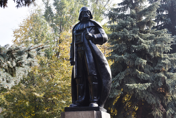 Монумент Дарту Вейдеру, переделанный из памятника Ленину на территории одесского предприятия «Прессмаш», 2015