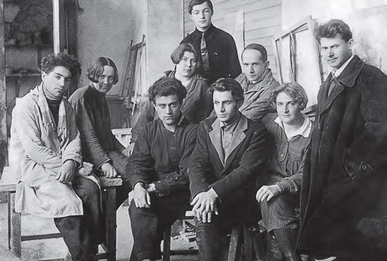 Ариадна Арендт (вторая справа), за ней во втором ряду М.Г. Манизер в кругу студентов ВХУТЕИНа. Москва. Около 1930 г.