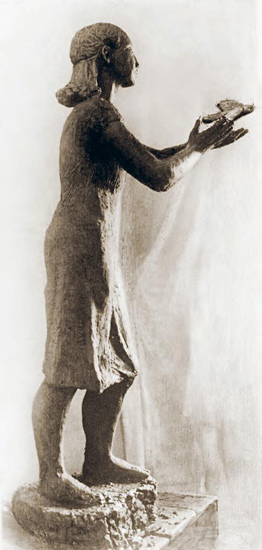Ариадна Арендт. Девушка, выпускающая птицу. Бронза, 170×80×60. 1936