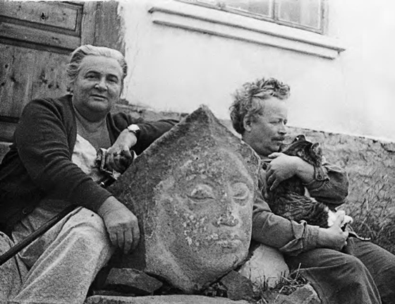 Ариадна Арендт и Анатолий Григорьев с кошкой Неваляшкой в Коктебеле. 1965