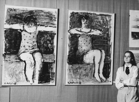 Катерина Ковалева на своей выставке в Большом Манеже возле работ из серии «Физкультура женщины». Москва. 1988