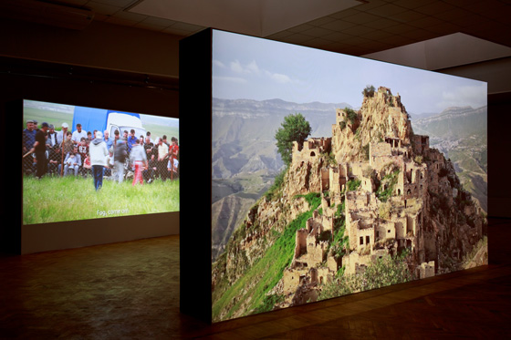 Вид экспозиции: на первом плане «Гамсутль» (2012), на втором плане «Позволь мне быть частью нарратива» (2012). Фото предоставлено фондом «Пери»