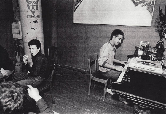 Сергей Курехин играет на рояле в Театре реального искусства. На переднем плане — сын Аркадия Драгомощенко Остап. Середина 1980-х
