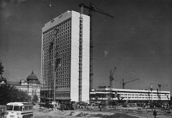 Строительство одного из элементов Ленинского мемориала — 24-этажной  гостиницы «Венец»
