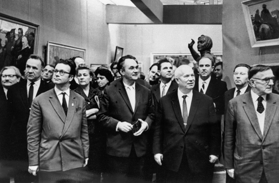 Никита Сергеевич Хрущев в окружении политических и общественных деятелей на выставке в Манеже. 1962 год