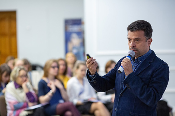 Александр Архангельский выступает перед слушателями Академии арт-журналистики