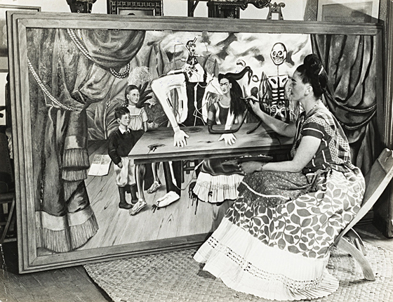 Фрида Кало возле своей картины «Раненый стол» (1940). Edward B. Silberstein / Cincinnati Art Museum. 1941