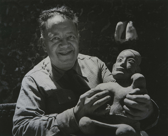 Диего Ривера с глиняной скульптурой. 1950-е