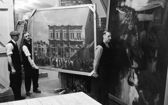Шахта Манод. Картины выносятся для одного из регулярных осмотров. 1942 © Fred Ramage, Getty Images Шахта Манод. Картины выносятся для одного из регулярных осмотров. 1942 © Fred Ramage, Getty Images