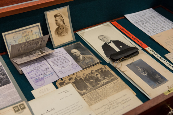 Экспозиция выставки «Маяк жизни». Витрина, посвященная иностранцам, посетившим «Поленово» в 1937 году. Среди них — дипломат Чарльз Данлоп
