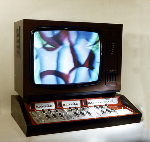 Установка Булата Галеева «Электронный художник» (1976). Электронная приставка к цветному телевизору, с помощью которой оператор мог «рисовать» на экране трансформируемые световые образы