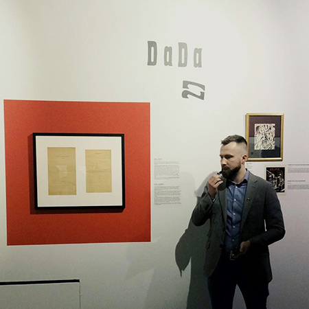 Павел Чепыжов ведет экскурсию по выставке «Левее левизны»