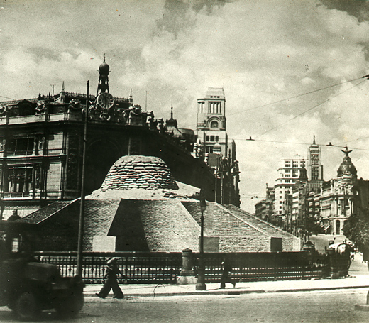 Защитная конструкция фонтана и скульптуры, сооруженная в 1937 году. Archivo Vaamonde. Instituto del Patrimonio Cultural de España, MCD