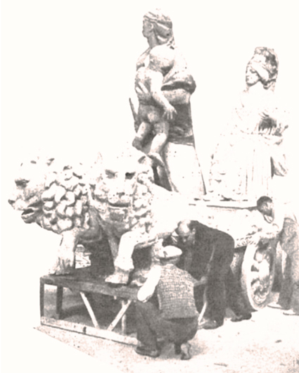 Скульптуры-фальи воина с ребенком на руках и фонтана Кибелы, подготовленные для отправки в СССР в 1937 году