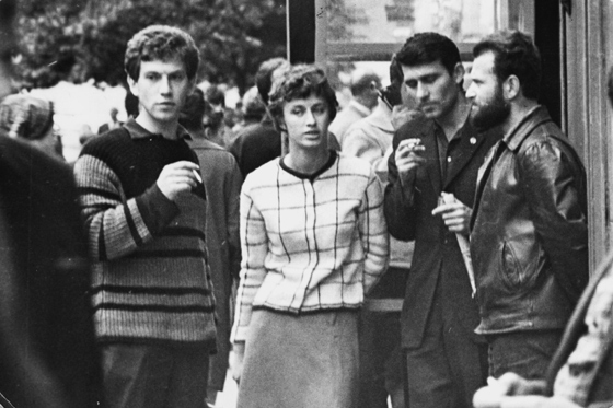 Зиновий Зиник, Елена Шумилова, Виктор Иоэльс на улице Горького, Москва. 1968