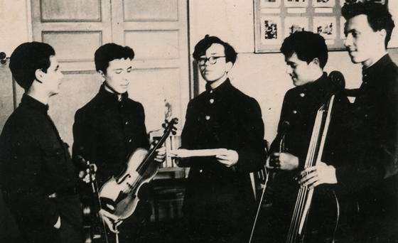 В. Гаврилин (в центре) и исполнители первого квартета Ю. Симонов, Н. Кокушин, О. Гринман, Д. Левин. Музыкальная десятилетка. 1957