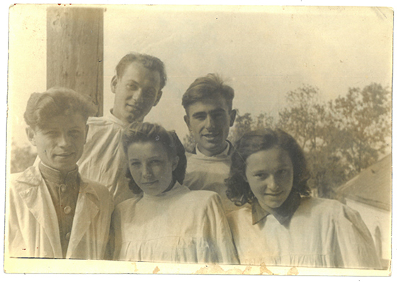 Анатолий Медвецкий (крайний слева в верхнем ряду) со студентами Станиславского государственного мединститута. УССР. 1950
