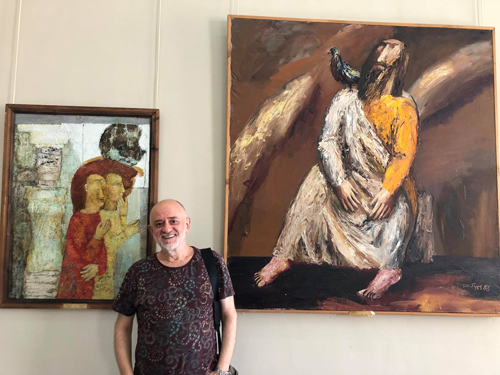 Александр Ройтбурд на фоне своих работ в экспозиции Одесского художественного музея