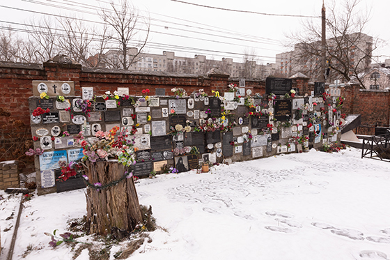 Мемориал памяти жертв репрессий 1918–1938 гг. Стена памяти. С 2005 г. Бугровское кладбище, Нижний Новгород