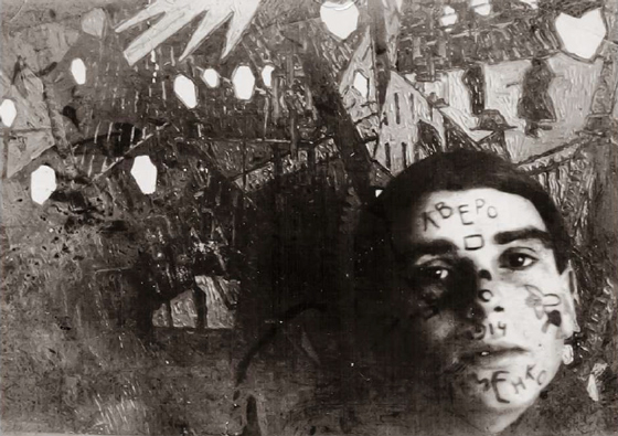 Василий Семенко на фоне собственной картины «Город». 1913–1914. Из архива племянника художника Марка Семенко