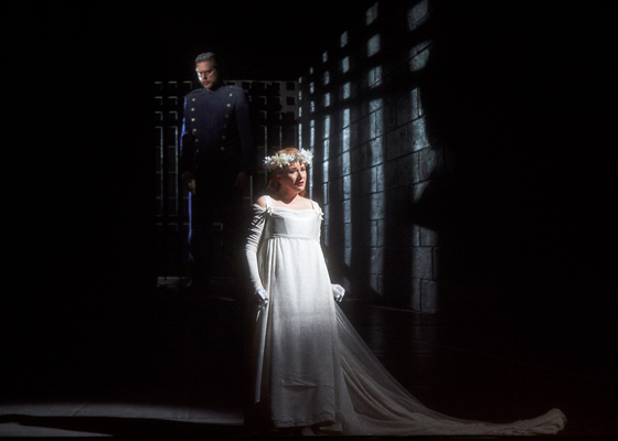 Екатерина Губанова в «Замке герцога Синяя Борода» Канадской оперы, реж. Робер Лепаж, 2015 