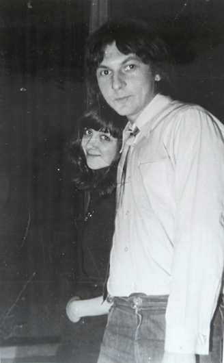 Майк и Наташа — встреча Нового, 1982-го, года в Купчине с друзьями под свежайший альбом Игги Попа «The Party». 31 декабря 1981 года