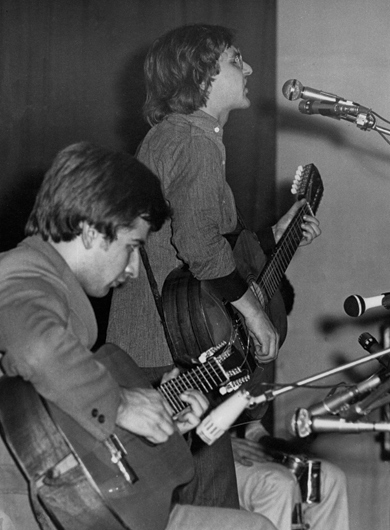 Майк Науменко и гитарист «Аквариума» Саша Кожевников. 25 октября 1980 года, Северное Чертаново