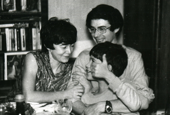 Домашняя свадьба мамы (Ольги Лозовской) и отчима (Евгения Гора). 1990 год. И мама, и отец, и отчим учились на одном курсе Полиграфического института